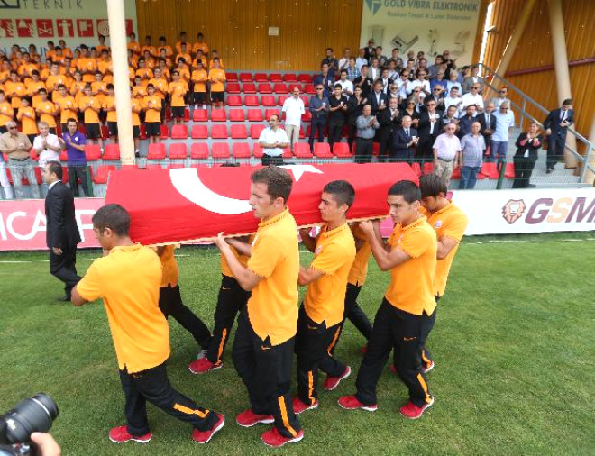 Galatasaray Kulb kinci Bakan zkan Olcay, Bakan Yardmcs mit zdemir ve Candan Eretin ile birlikte ynetim kurulu yesi Mehmet Cibara ve Emir Sargl de trende hazr bulundu.
