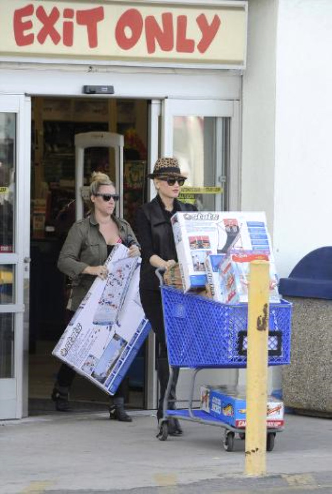 Gwen Stefani, yeni yl ncesi ocuklarna ve ailesine birok hediye satn ald.
