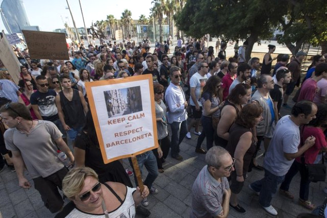 Kentin sahil ksmndaki La Barceloneta Mahallesinde yaklak 2 bin kii ellerinde pankartlarla sokaa karak, taknlk yapan, mahallenin huzurunu karan turistleri protesto etti.

 


 


