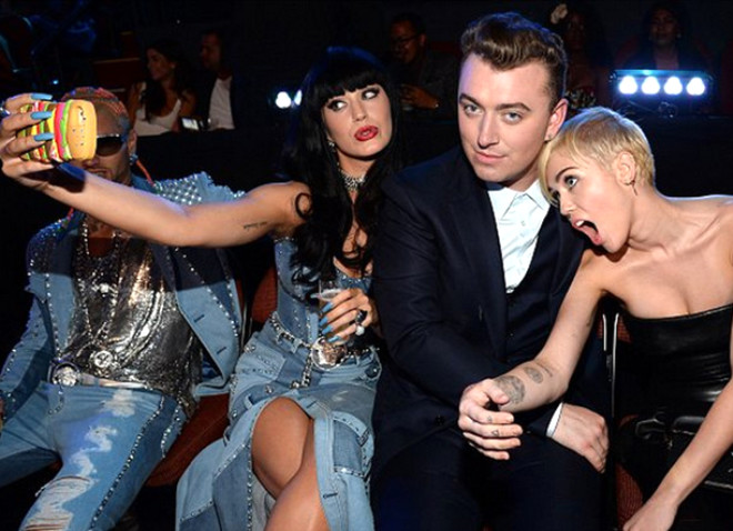 "Sam Smith sandvi" adyla paylalan karede, Katy Perry ve Miley Cyrus yz ifadeleriyle olduka komik gzkyor. 

 
