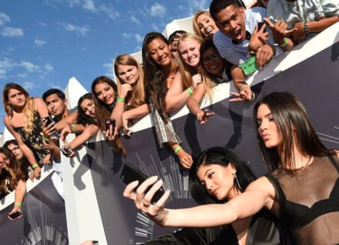 "Frtna poz" olarak sosyal medyada paylald. Kendall ve Kylie Jenner Pazar gn MTV VMA krmz hal zerinde, kendilerinin baz fotoraflarn eken objektiflere dayanamad, hemen telefonlarn eline alan ikili selfie ekmeye balad.
