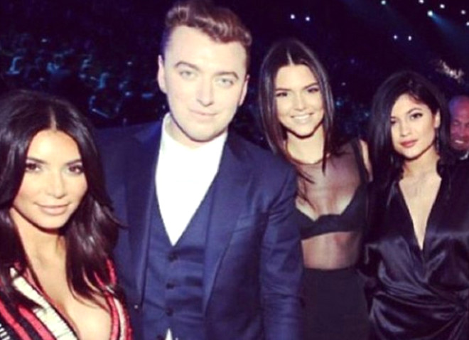 "Bu kzlar Ak": Kim Kardashian, Kendall, Kylie Jenner ve sevimli Sam Smith bir rpda poz verdi.
