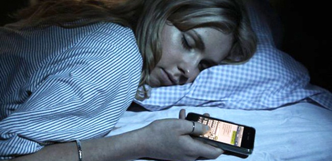 CEP TELEFONLARI: Yataa yatmadan cep telefonlarnz kapattnzdan emin olun. Sadece cep telefonlar deil mavi k saan tm elektronik cihazlar uyku hormonu olan melatonini bastrr.
