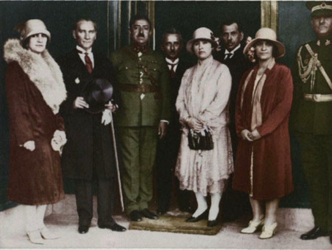 1927 ylnda Cumhuriyet Halk Frkas Tz ile Atatrk partinin genel bakan seilmitir.Cumhuriyet Halk Partisi