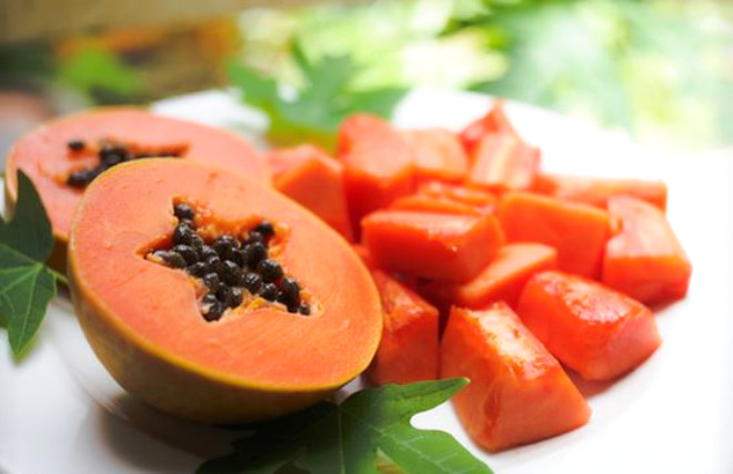 Papaya C vitamini, E vitamini ve beta-karoten asndan zengindir ve antioksidan zellie sahiptir. Bu sayede iltihap ve akne oluumunu nlemede yardmdc olur. Ayrca, C vitamini gne hasarlarna kar cildinizi korur.

 
