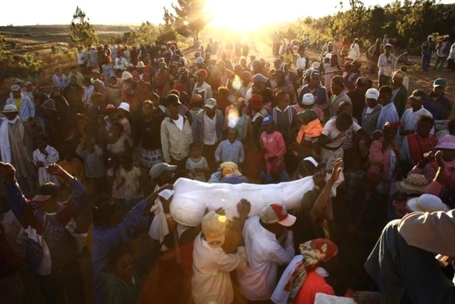 Kemiklerin dn anlamna gelen Famadihana festivali her yl Madagaskar