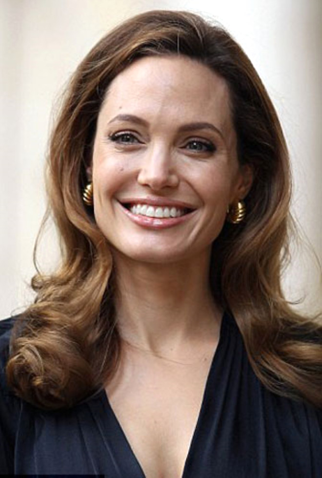 11 yanda modellik hayatna adm atan Angelina Jolie, ar ince olmas ve gzlk takmas sebebiyle dier arkadalar tarafndan alay ediliyordu. lk modellik deneyimi de baarsz olunca, kendine zarar vermeye balad...

