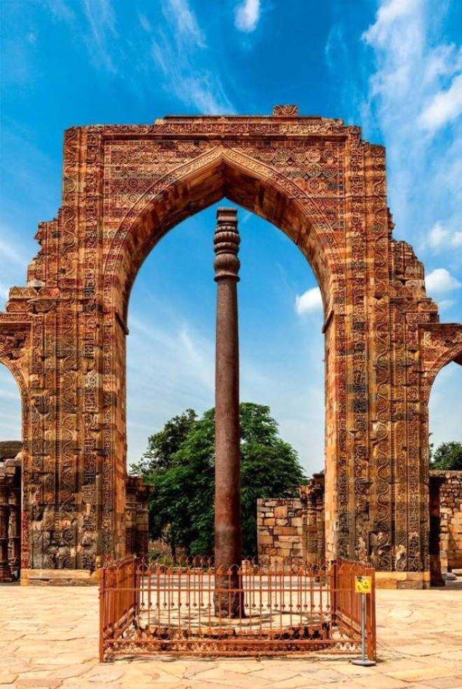 zerinde farkl motif ve yer yer yazlarn bulunduu yap zerinde bilim adamlar almalara devam ediyor. Delhi kolon, Hindistan, Yeni Delhi.
