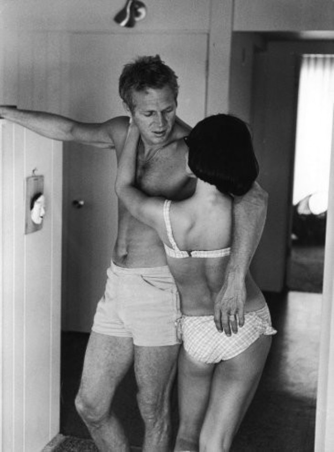 24 Mart 1930 - 7 Kasm 1980 / Fotorafta ilk ei Neile Adams ile evlerinde grlyor. "Hayr yani evde de bu kadar seksi mi oluyordu bu adam imdi?" diye soras geliyor insann.
