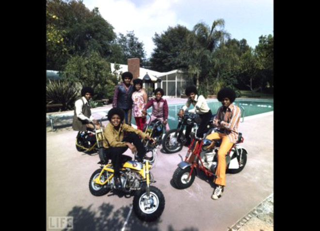 MJ: 29 Austos 1958 - 25 Haziran 2009 / Michael Jackson ve kardelerinden oluan, bir dnem ortal kasp kavuran teenage grup Jackson Five