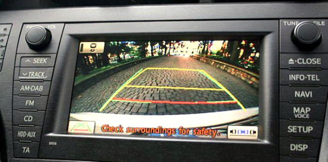 Plug-in modellerinden ortada bulunan multimedya ekrannda aracn enerjisini nereden aldn anlk olarak grmek mmkn. Navigasyon ve geri gr kameras olarak da kullanlmakta.
