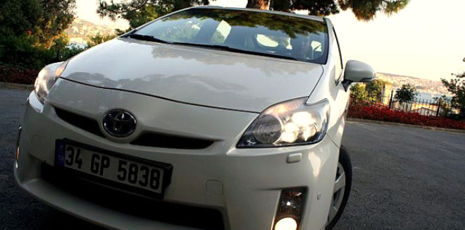 n blmde kardeleri ile benzer bir tasarma sahip olan Prius, logonun altndaki mavilik ve dik sis farlar ile farklln gsteriyor.
