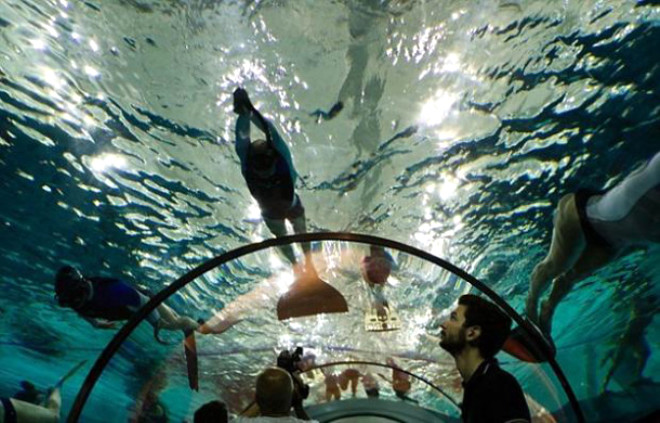 Su scaklnn 32-34 santigrat derece arasnda deitii havuzda birbirinden farkl platformlar bulunuyor.
