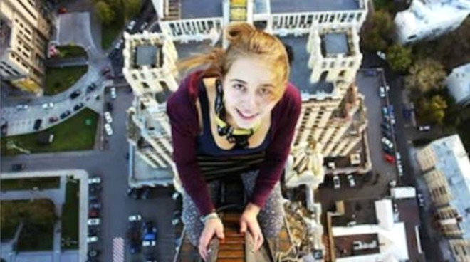 Rus Ksenia Ignatyeva 8 metre yksekliindeki kprnn stne kp arkadalarn etkilemek iin ektii bu selfie