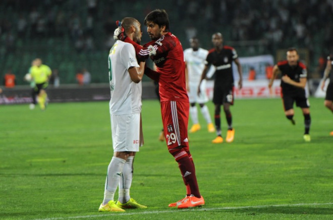 Bursaspor ile Beikta arasnda oynanan man biti ddyle birlikte saha iinde gerginlik yaand.
