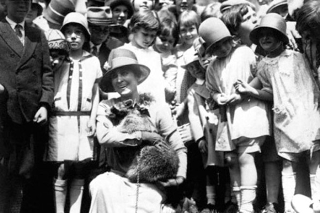 First Lady Grace Coolidge ve rakunu
