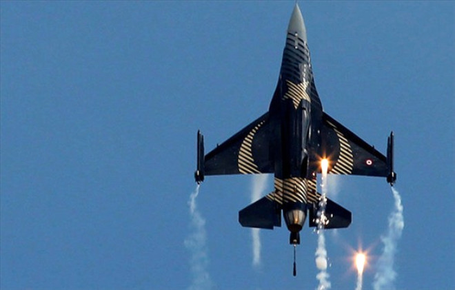 F-16 sava uaklarnn modern ve yksek performansn, kabiliyetlerini sunmak amacyla gsteriler yapan Solotrk, 20 dakikalk uuunda 3,5 ton yakt harcyor.
