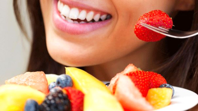 Meyve yeme: Yemein hemen stne yenilen meyve, midenin hava ile dolmasna sebep oluyor.

 
