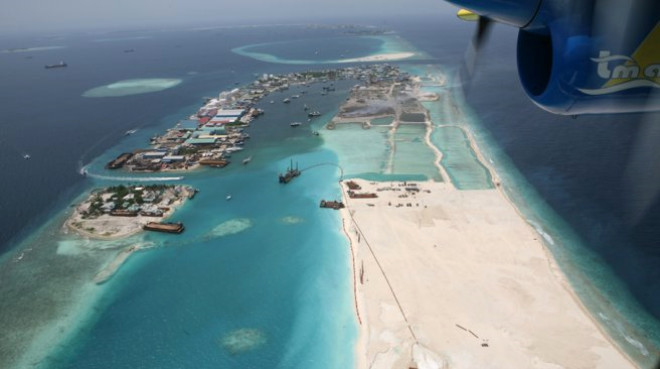 200 kiinin yaad Thilafushi adas, deniz seviyesinden bir metre yukarda bulunuyor.
