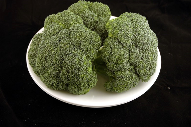 588 gram brokoli = 200 kalori
