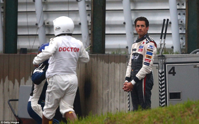 Bandan ciddi ekilde yaralanan 25 yandaki pilotun yaam destek nitesi olmadan nefes almaya balad da duyuruldu. Yar kazanan Mercedes srcs Lewis Hamilton da, "Kazanmann hibir nemi yok. En nemlisi kaza geiren arkadamzn durumu" dedi. 
