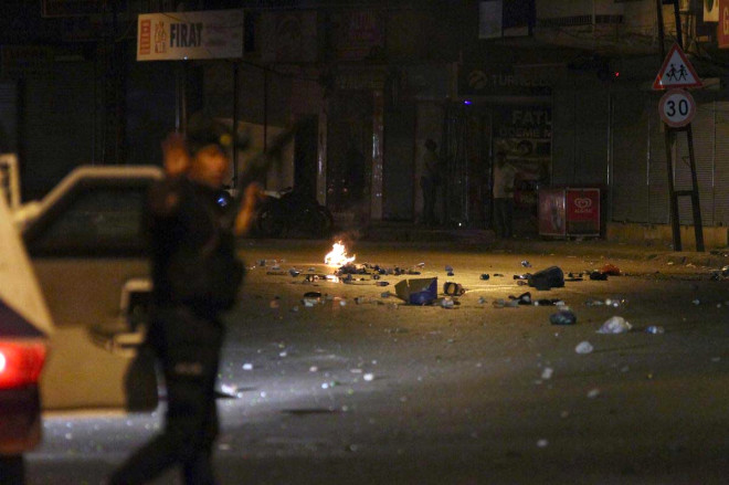 07.10 2014 / Adana / Polis merkezindeki polisler ise havaya ate a