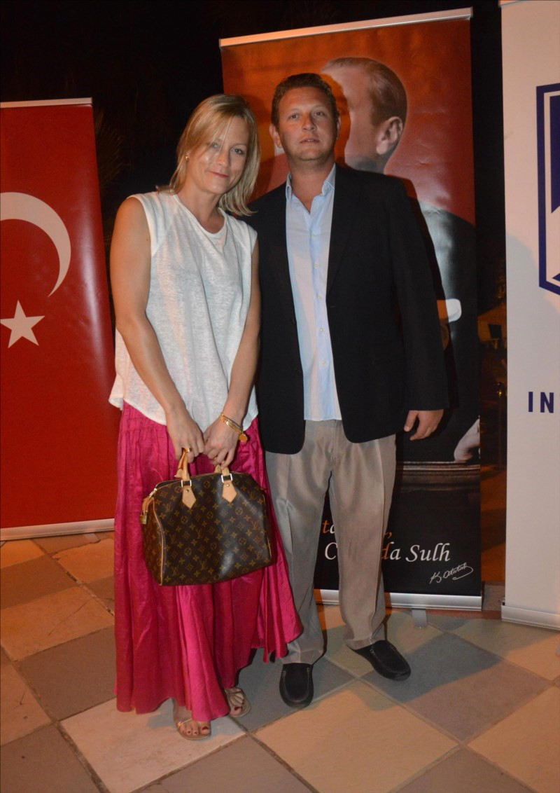 23 A�ustos 2012 tarihinde oyuncu Meltem Cumbul ile evlenen ancak ya�ad�klar� ile g�nlerce gazete man�etlerinden inmeyen 29 ya��ndaki Alican �zba�