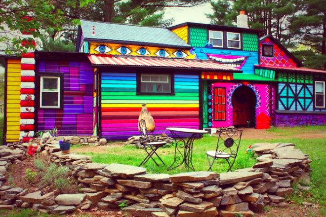 Oz bycsne yarar renkli bir ev.
