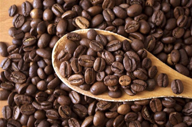 Kahve ve ay tip 2 diyabeti engelleyerek kalbinizi koruyabilir. Yaplan almalar gnde 3-4 fincan kahve tketen kiilerin riskinin %25 orannda azaldn gstermitir hatta kafeinsiz kahve bile ie yaramaktadr. Ancak zaten diyabeti ya da yksek tansiyonu olanlarn dikkat etmesi gereklidir nk kafein bu rahatszlklar daha da ktletirebilir.
