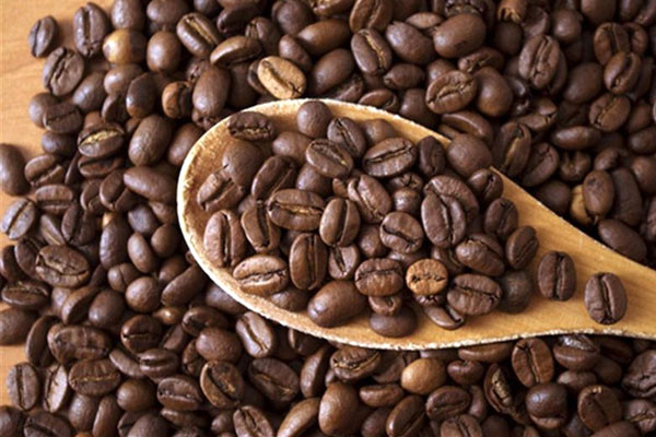 Kahve ve �ay tip 2 diyabeti engelleyerek kalbinizi koruyabilir. Yap�lan �al��malar g�nde 3-4 fincan kahve t�keten ki�ilerin riskinin %25 oran�nda azald���n� g�stermi�tir hatta kafeinsiz kahve bile i�e yaramaktad�r. Ancak zaten diyabeti ya da y�ksek tansiyonu olanlar�n dikkat etmesi gereklidir ��nk� kafein bu rahats�zl�klar� daha da k�t�le�tirebilir.
