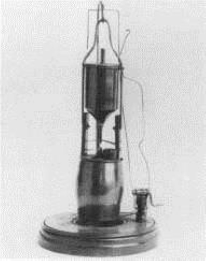 <p><strong>Ampul Muciti: Sir Humphry Davy</strong> <br /><strong>Yanl bilinen mucit: Thomas Edison </strong>1802 ylnda Humphry Davy o gne kadar yaplm en gl elektrik pilini yapt. O yl iinde ince bir platin tel iinden elektrik akmn geirerek ilk ampul elde eden Davy, bu ekilde modern ampuln atas olan bu cihaz gelitirdi. Davy platini semiti nk en yksek scaklkta eriyen metallerden biri olduunu biliyordu. lk ampul uzun sre dayanmad gibi, ok parlak k da vermiyordu ancak, 75 yl sonra Edison