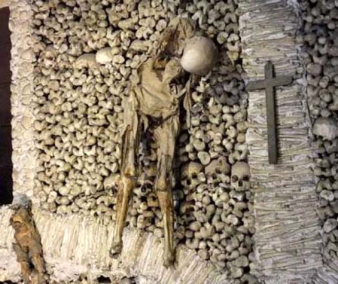 Capelodaso Ossos, Evora, Portekiz / Dardan pek normal grnen bu kilise "Kemikler apeli" olarak anlyor. Bir dnem llerin yakld bu kilisede 5 bin cesedin kemikleri olduu belirtiliyor. Dekorasyonda onlarn kemikleriyle yaplm. Kilisenin iinde iki rm ceset de greceksiniz.
