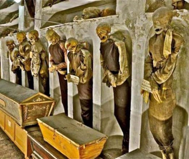 Capuchin Katakombu, Sicilya / talya Palermo sadece mafyann doduu kent deil. ehirdeki yer alt mezarlarnda 8 binden fazla ceset duvarlarda ve ayakta duruyor. stelik cenaze giysileri giydirilmi haldeler.

