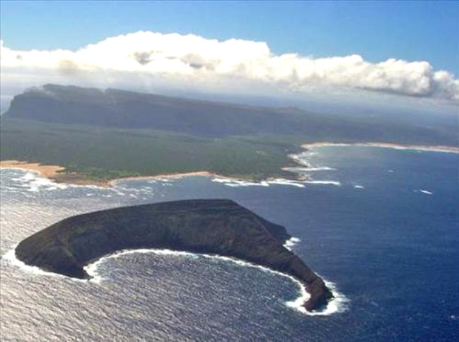 6)Niihau: Yreye zg vahi yaam koruma amal ou ziyaretiye kapal egzotik Hawaii adas. Niihau, yerleime msait en byk yedinci Hawaii adas. Bu adada hibir yol asfaltl deil. Ayrca burada su tesisat, elektrik, maaza veya restoran da yok.