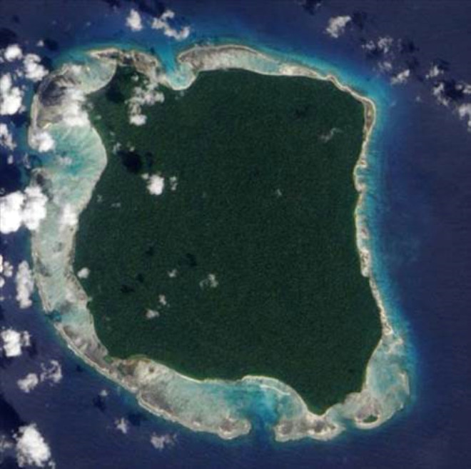 13)Andaman Adalarndan Kuzey Sentiel Adasnda yaayan Sentinelese Kabilesinin yaad bu ada 50-200 kiilik nfusa sahip. 2004te Tsunami felaketinden sonra Hindistann blgeye inceleme iin gnderdii bir helikopteri ateli oklarla vurdular.
