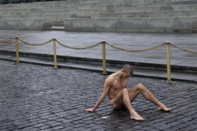 Sra d eylemlere imza atan Pavlensky, kendini Kzl Meydan