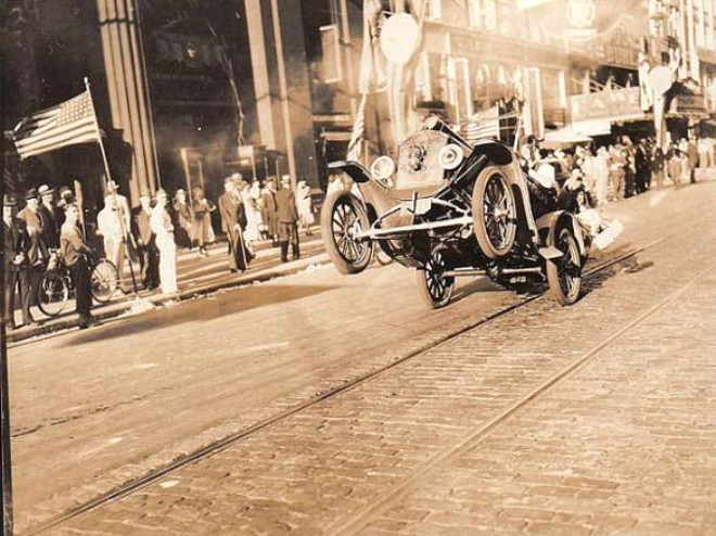 n tekerlekleri havadayken ekilebilen tek araba fotoraf. (1936)
