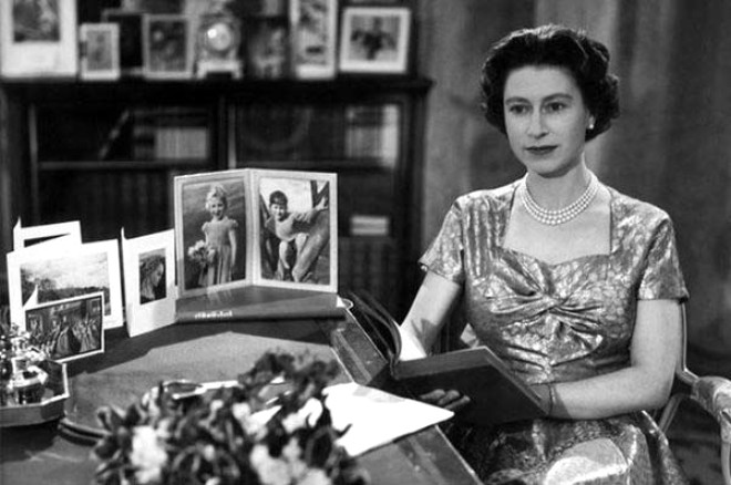 Kralie Elizabeth, televizyonda yaynlanan ilk ylba tebriini verirken (1957)
