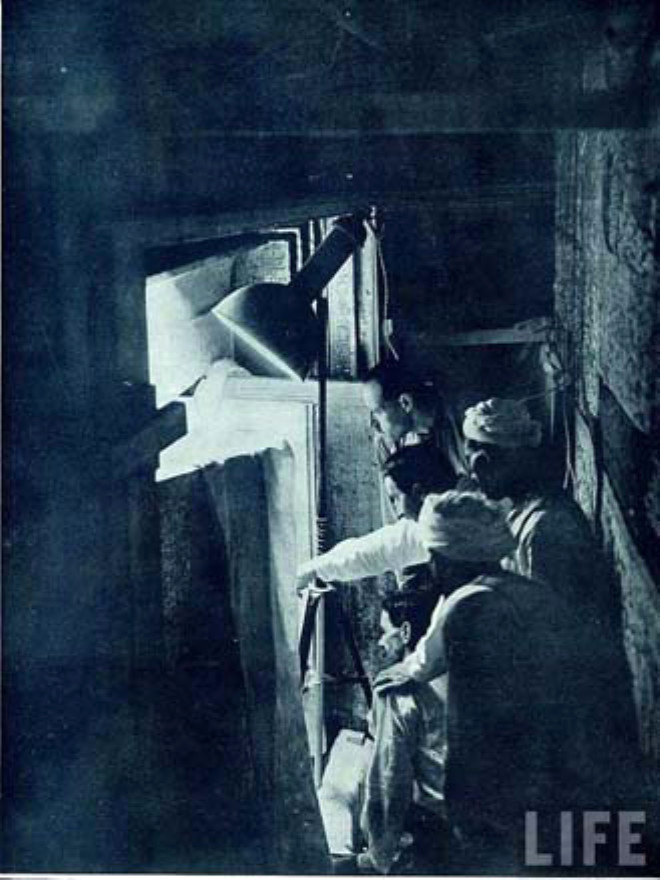 Howard Carter, yannda asistanlaryla, Msr Kral Tutankamonun lahitini binlerce yl sonra ilk kez aarken (3 Ocak 1924)
