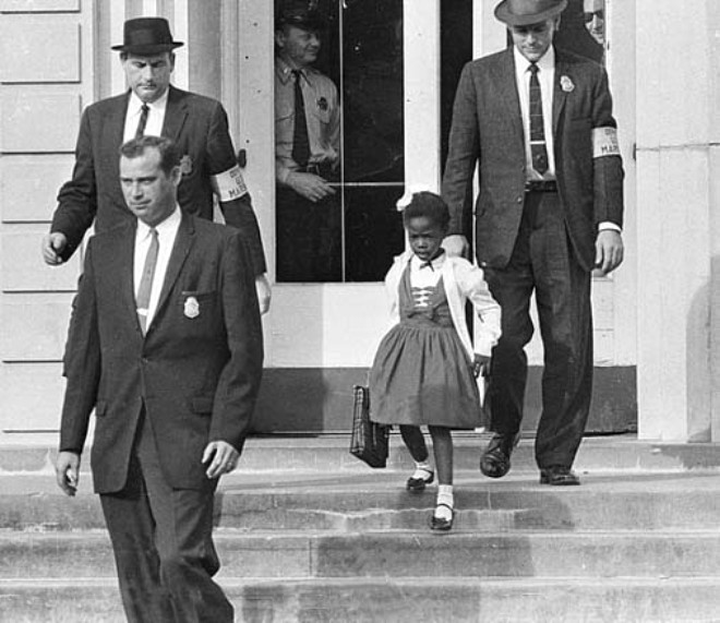 Ruby Bridges, Gneyde sadece beyazlarn gittii bir okula gidebilen ilk siyahi renci. Bridges, ald tehditlerden dolay her yerde korunuyordu. (1960lar)
