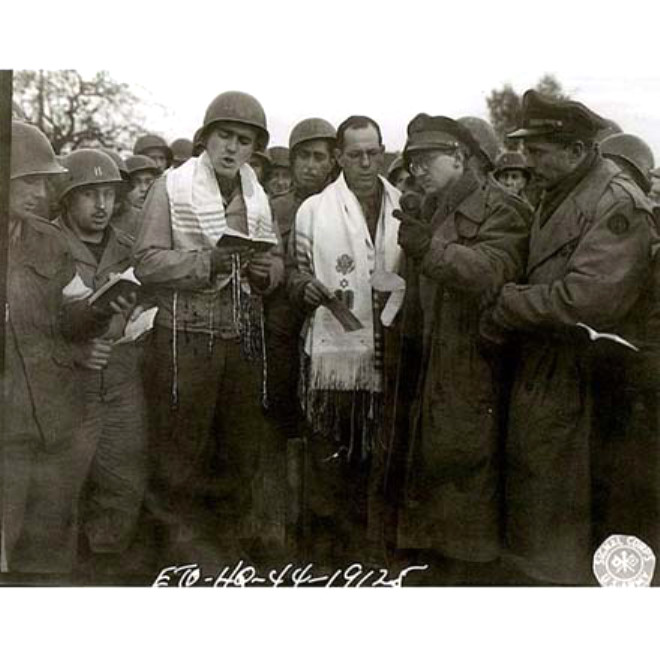 Aachen Sava srasnda, Amerikan askerleri tarafndan dzenlenen ve Hitlerin iktidara gelmesinden sonra ilk kez olan Yahudi dini hizmeti (1944)
