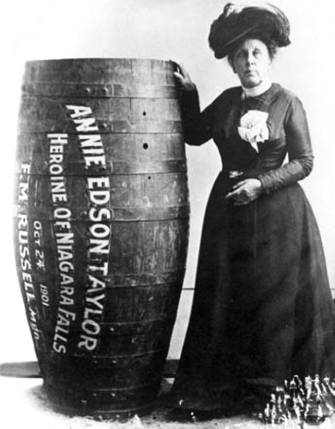 Annie Edson Taylor, bir fnn iinde Niagara elalesinden atlayan ilk kiiydi. Ve bunu yaparken 63 yandayd. (1901)

 
