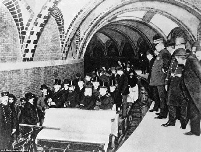 New York City metrosu, ilk yolcularn tayor. (1904)
