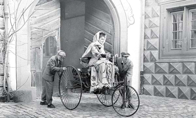 Bertha Benz, ocuklarnn da yardmyla, uzun bir mesafe araba kullanan ilk kii oldu. (106 km, 5 Austos 1888)
