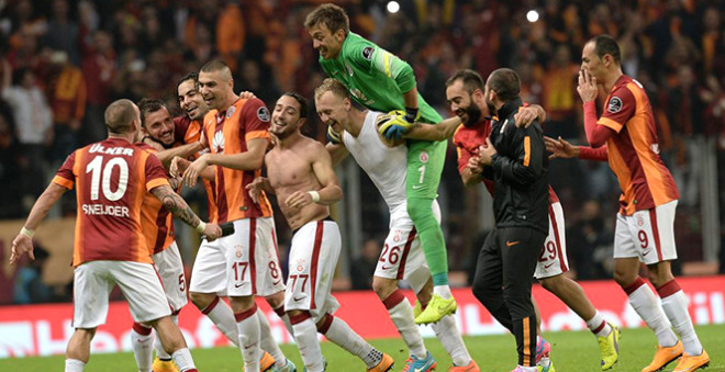 Galatasaray, derbi galibiyetinin zafer sarholuunu zerinden atmaya alyor.
 
