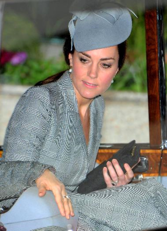 Her zamanki gibi k giysiler iinde olan Kate Middleton yznden glmsemesini de eksik etmedi.
