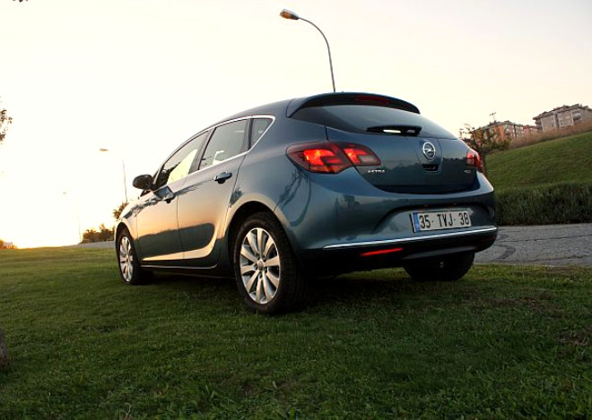 Yllardr izgisini bozmadan baarsn koruyabilen ender modellerden biri olan Opel Astra, motoru ve konforu ile iddiasn srdryor. Habeler.Com okurlar iin Yeni Opel Astra