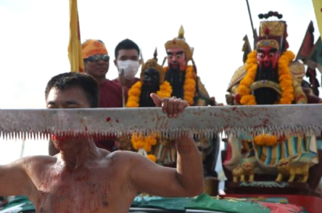 Baz gruplar ise bakent Bangkok ve Phuket ehirlerinde festival boyunca kan dkyor.
