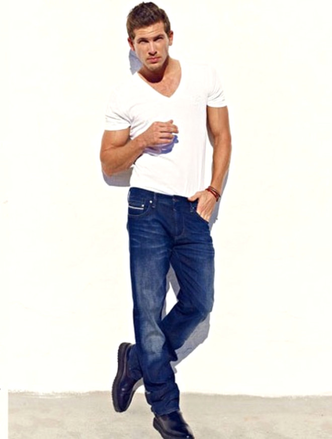 He is wearing jeans. Красивый мужчина в полный рост. Мужчина в джинсах и футболке. Джинсы и футболка.