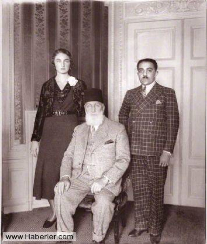 Halife Abdlmecid Kz Prenses Drrehvar Sultan ve Damad Prens Nawab Azam ah le Birlikte / Bu kare 1931